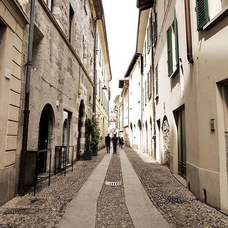 Casa Del Pittore - Elegante Appartamento Del 1200 - Centro Storico Como Kültér fotó